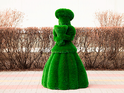 Топиари Девочка с букетом - газон Deluxe